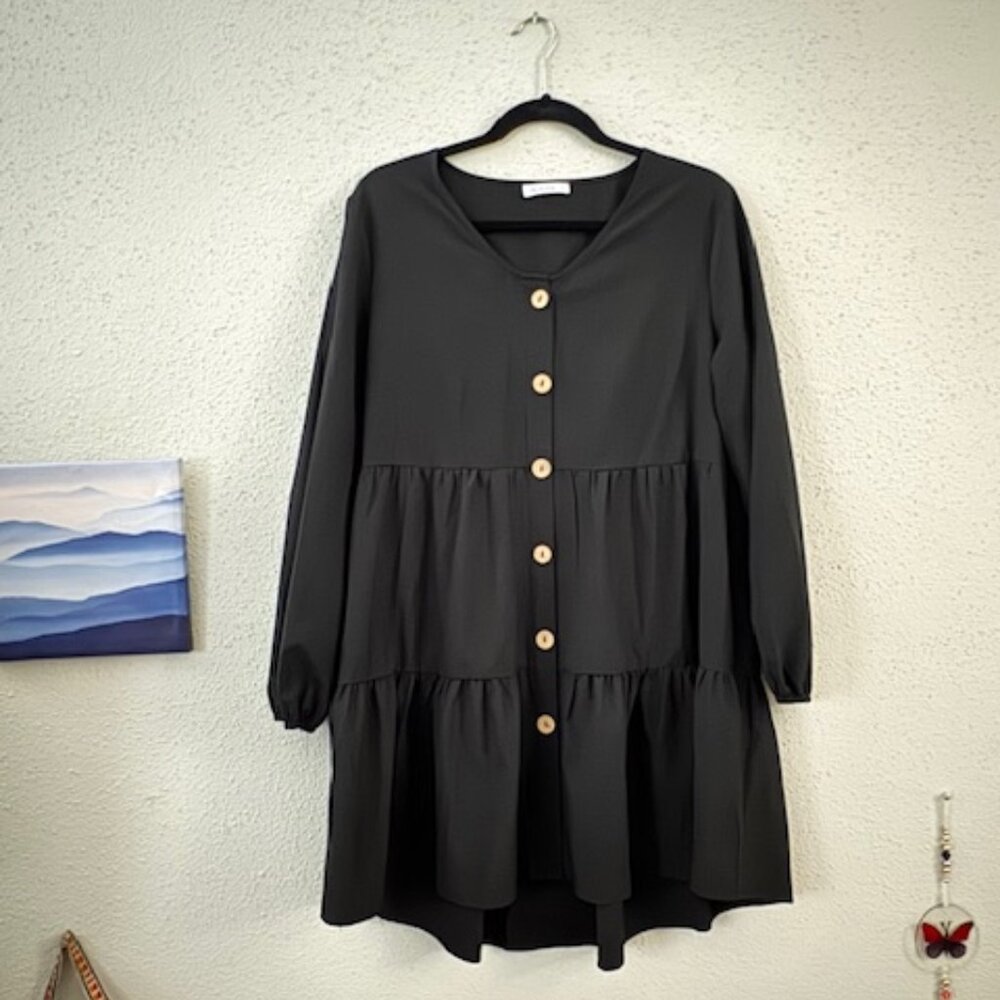 Vestido Negro de Manga Larga con Volumen y Silueta (Black long-sleeve dress)